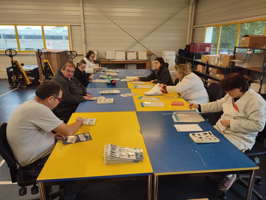 L'équipe de l'ESAT autour de la table de conditionnement des planches Tricolore